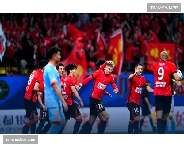 成都蓉城主场2-1逆转云南玉昆，索罗金头球建功助球队继续领跑